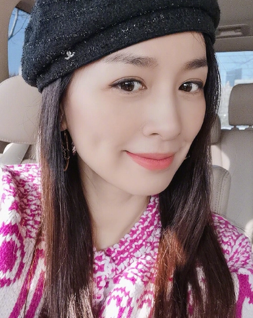 张庭直播过程中大哭坦言自己各方面不容易难以得到别人理解