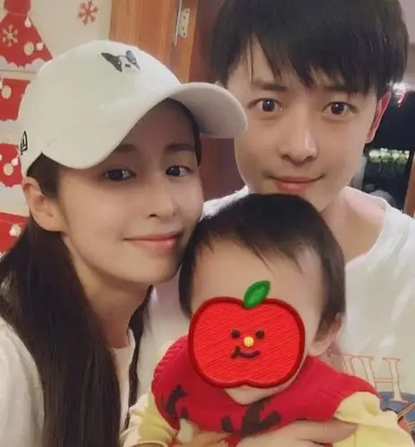 唐嫣生双胞胎后首次亮相成焦点,跟颖儿相比差距明显,嫁对人了!