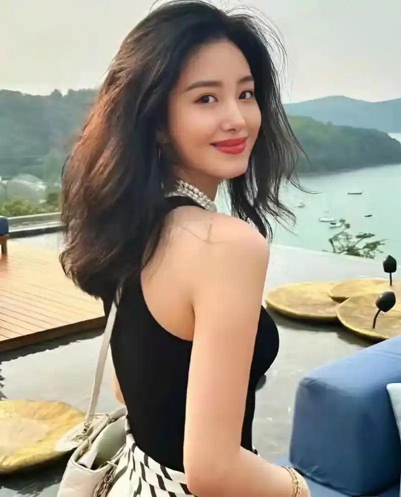 杨采钰非常会穿搭,身材好,颜值高,气质好,168cm身高就像一个行走的