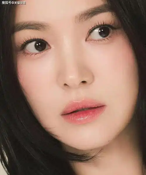 原创宋慧乔晒最新物料照中分卷发好温柔怼脸拍好美