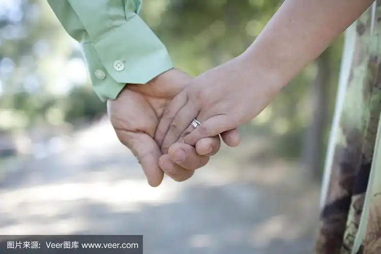 情侣手牵着手
