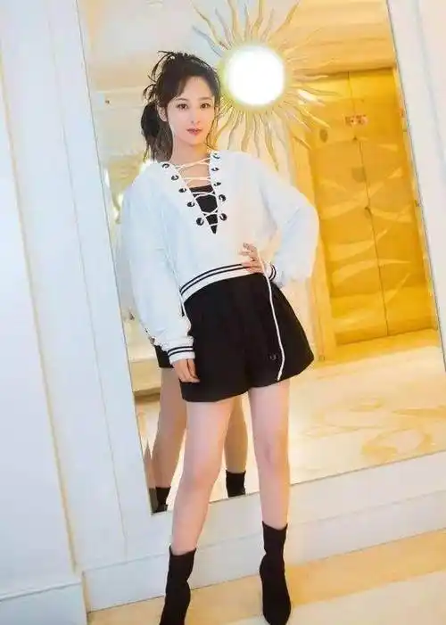 杨紫婴儿肥的脸型没了,剪短发后时髦了,网友:剪短发什么会上瘾_发型