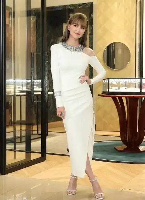 昆凌白色高开叉长裙贵气十足齐刘海造型减龄又养眼