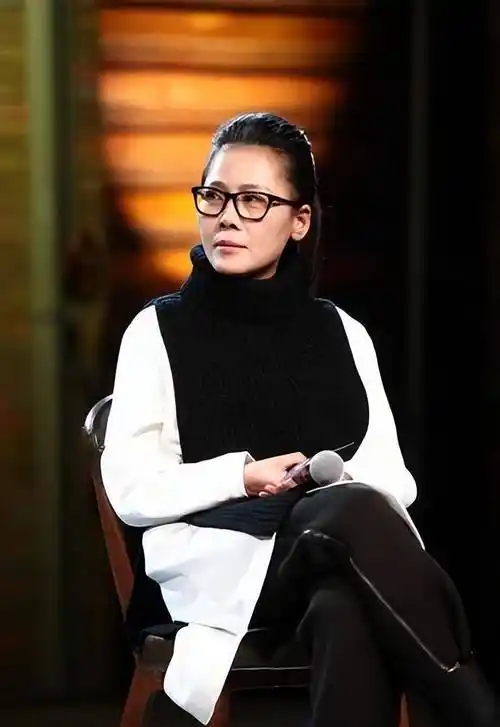 田震隐退的这些年,一直在和病魔作斗争,好在丈夫张卫宁一直陪伴左右