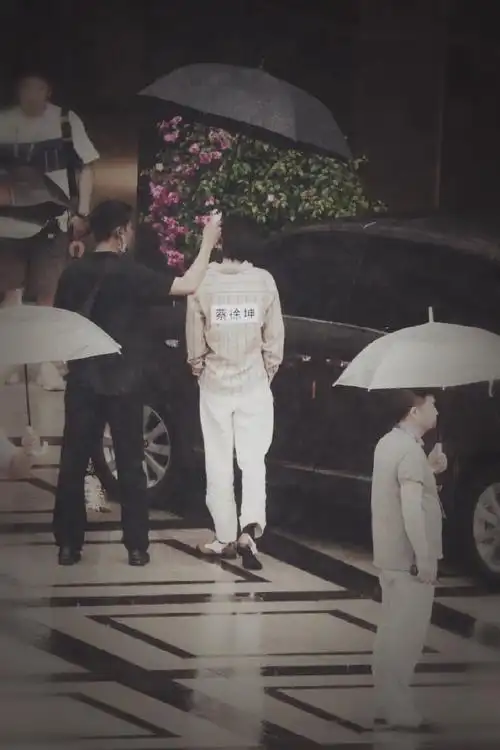 蔡徐坤超话210613 转场看背影就很贵气的程度@蔡徐坤#奔跑吧蔡徐坤#丨