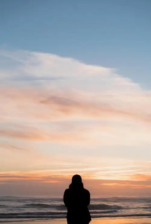 夕阳海边一个人