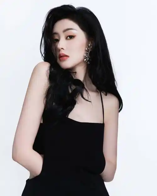 张天爱华表奖颁奖典礼身穿吊带黑色长裙亮相,肌肤娇嫩如雪-爱读书