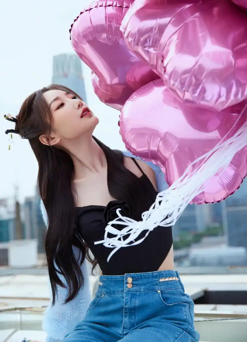 毛晓彤云襄传长发氛围大片,飒气女侠酷感十足