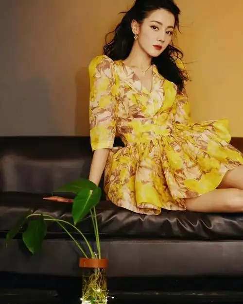 迪丽热巴明黄深v长裙写真梦幻唯美楚楚动人