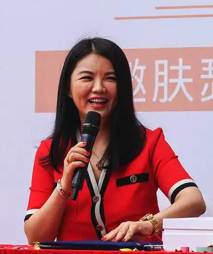 李湘未修图真面目曝光,肤色暗沉,岁月痕迹多,看着像老了十岁