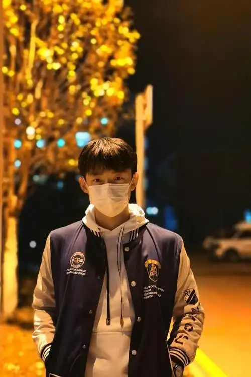 戴口罩的帅气男生