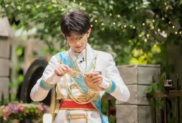 王源穿上这身衣服戴上王冠真的成王子了