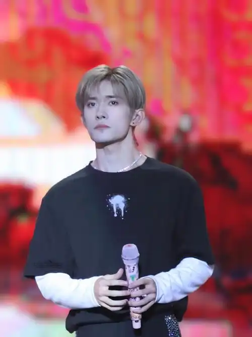 王俊凯王源易烊千玺专辑封面是应援色##tfboys三人专辑都未标注唱片