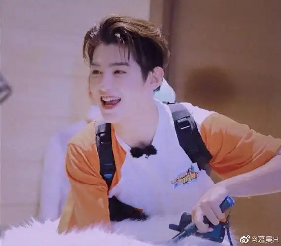黄明昊超话#黄明昊图片#分享泰菲笑的图片真的是实名制心动(昊哥要