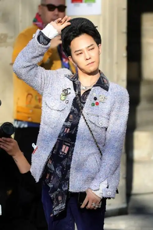 权志龙看秀造型#法国巴黎2020春夏时装周,#权志龙#身穿粗呢外套史分