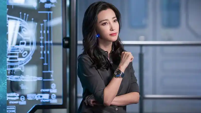 巨齿鲨片段时间紧迫李冰冰决定独自下潜深海营救队员