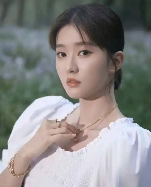 女星乔欣时尚写真:姣美玲珑,眉清目秀