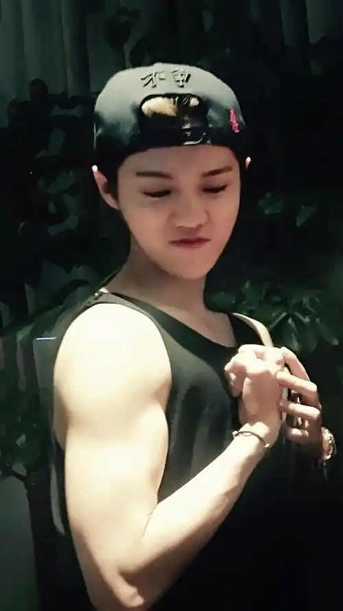 穿衣显瘦脱衣有肉,男人味十足的鹿晗!