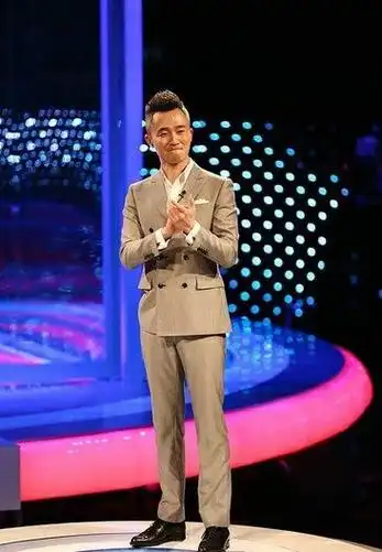 主持人程雷近况患肝病头发花白稀疏无几住豪宅却去乡下买草莓