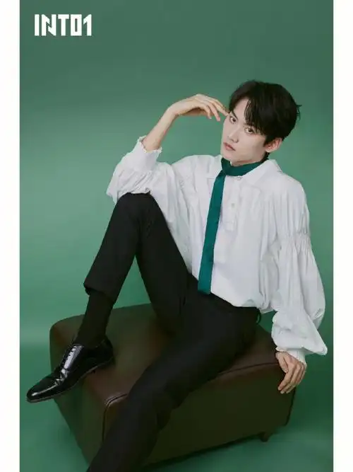 into1周柯宇皮鞋黑袜