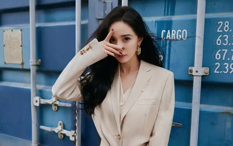 杨幂利落时尚高清桌面壁纸