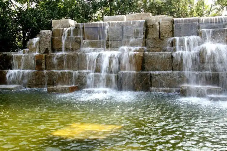 "一杯澜度假村"内,人造小瀑布造型很美.