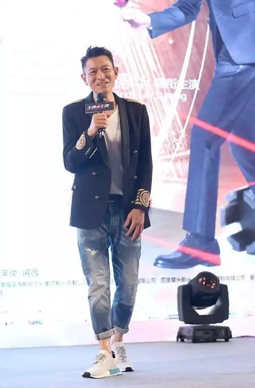 刘德华腿伤痊愈拍戏西装大背头造型华仔近六十还是那么帅