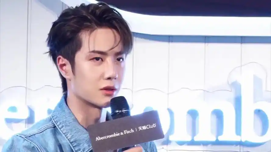 王一博现身机场不改酷盖本色_手插口袋滑滑板悠哉淡定