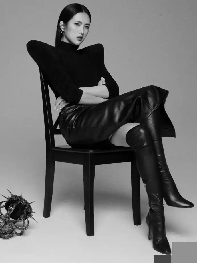 华为二公主姚安娜官宣出道拍黑白大片秀好身材