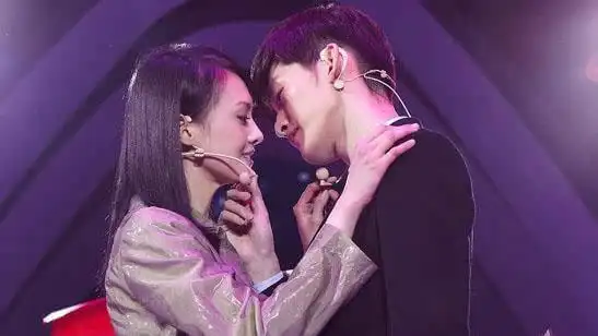 深圳卫视跨年晚会上 张翰郑爽再秀甜蜜