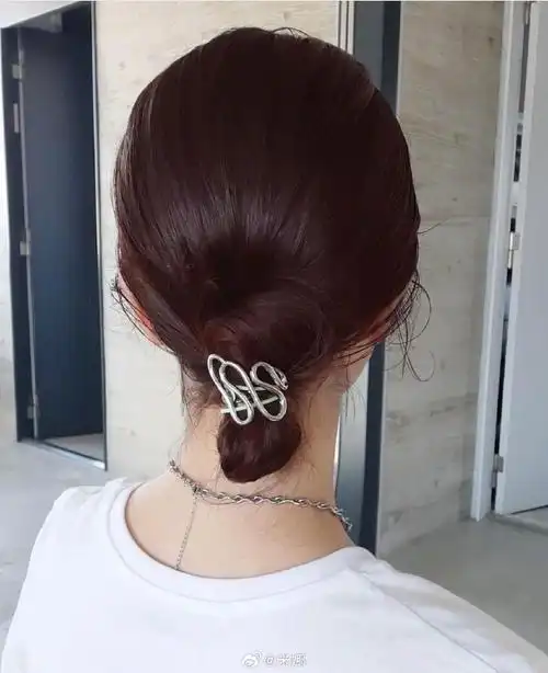 湿气满满的梅雨季9715披发乱糟糟的,根本没有发型