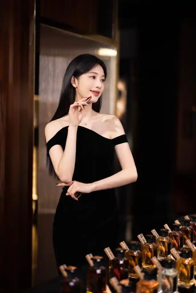 张俪发布黑色高开叉长裙造型写真 秀性感锁骨 长腿美艳迷人