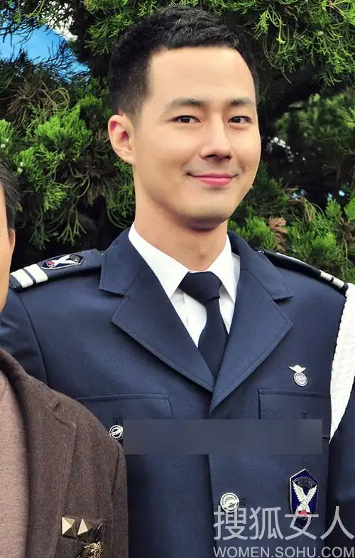 服役时被编入空军的赵寅成身着制服挺拔有型,配上寸头与那张柔嫩的
