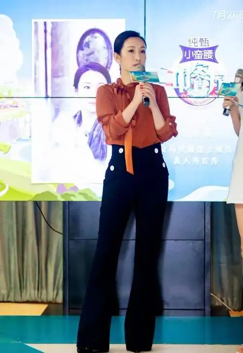 秦海璐就是气质美女的代表,穿印花裙配宽檐帽,分分钟美回25岁