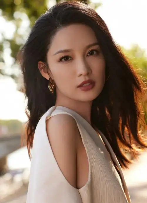 李沁湖岸夕阳随拍##李沁暖阳河畔大片