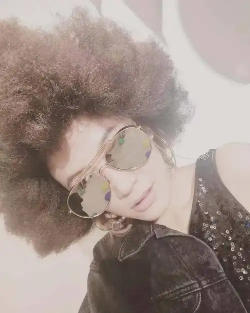 应采儿顶爆炸头喜感十足 被侃神似火星哥_娱乐频道_中华网