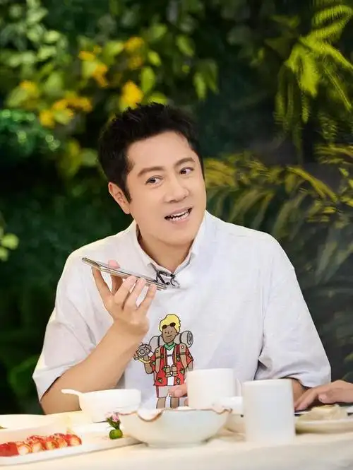 55岁蔡国庆晒二胎正脸照,5岁庆宝浓眉大眼像爸爸,比哥哥还帅气