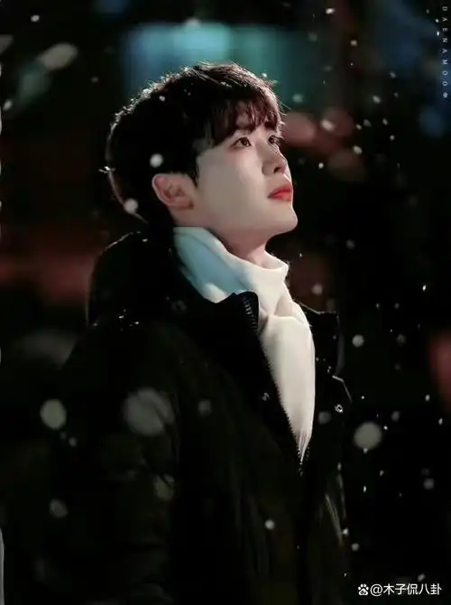 李钟硕作为韩国男演员,一直以来都备受粉丝们的喜爱和关注.