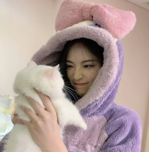 许佳琪抱着猫咪拍照看到效果才明白原来颜值高的人穿睡衣也好看