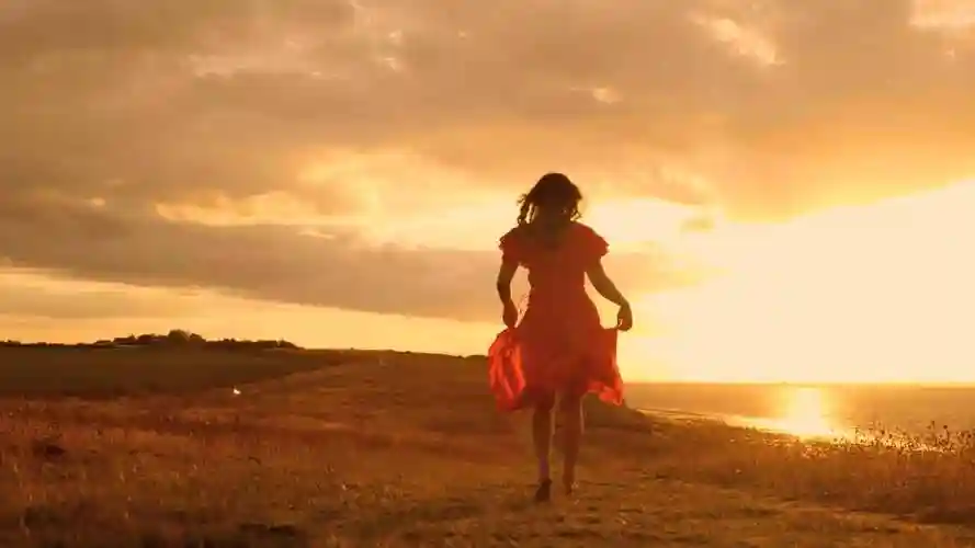 红衣少女,拥抱自然,美女女人行走背影奔跑