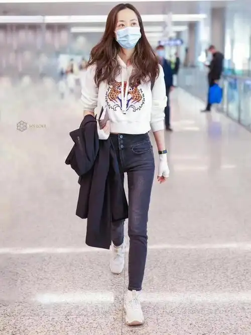 韩雪 身穿cocoon·22·春季·高街系列 新年虎气满满系列截短式卫衣