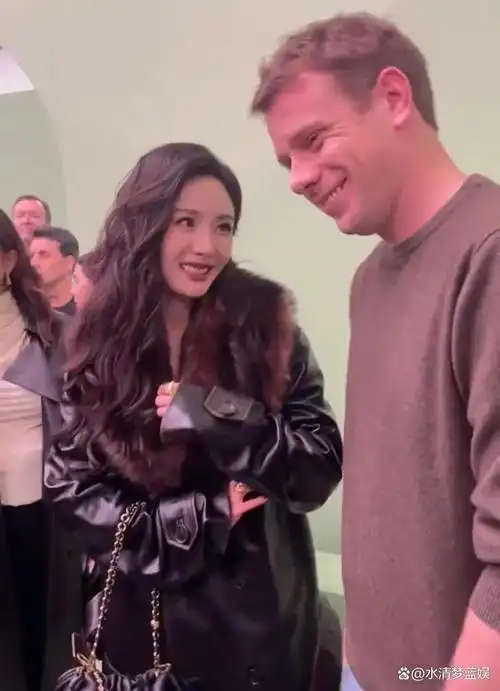 比如李易峰在封杀退圈之后,过往的好友金晨还被路人偶遇到,和他一起