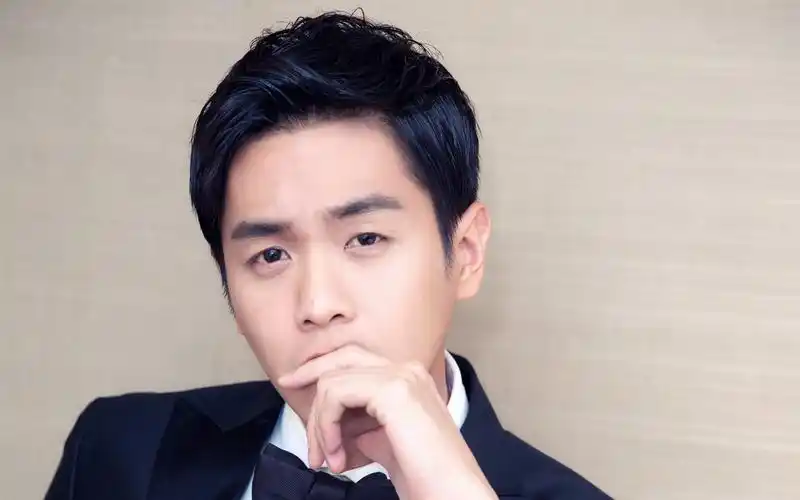 张若昀帅气西装图片桌面壁纸-大陆明星-壁纸下载-美桌网