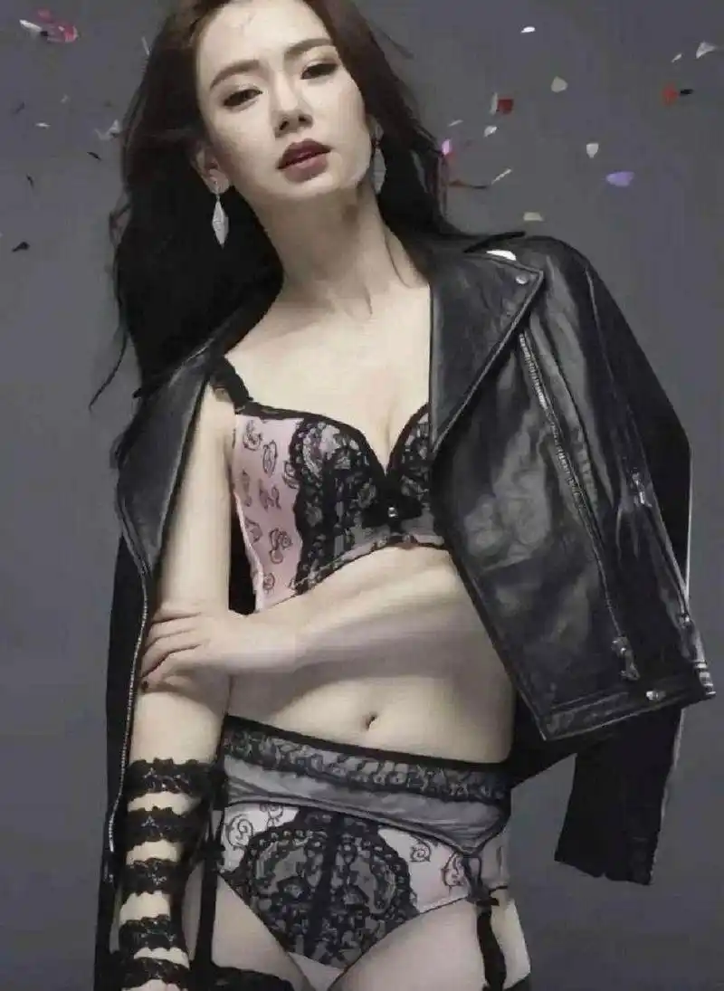 不愧是"霸气戚哥",早期的戚薇堪称性感尤物,真空上阵饰演刺青美女