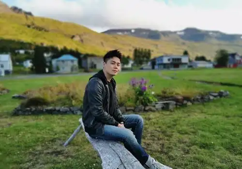 浙江台主持人沈涛,主持进退有度不抢戏,妻子颜值更不输王牌女郎