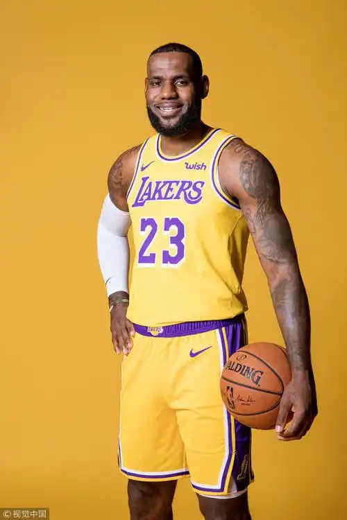 湖人媒体日詹姆斯特写 首穿湖人球衣乐开怀