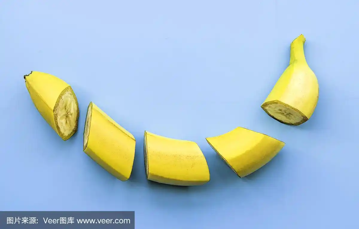 切香蕉片在蓝色背景平铺顶视图