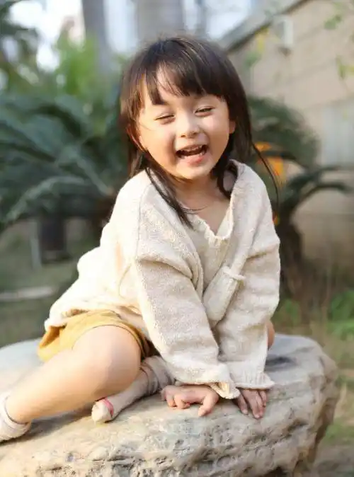 刘楚恬近照曝光,12岁长腿吸睛,颜值惊艳撞脸田亮女儿_照片_网友_电视