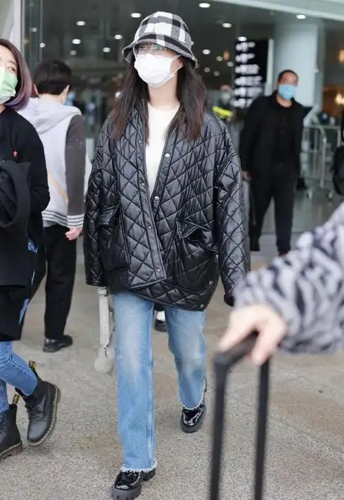 杨紫现身机场,黑色菱格棉服搭牛仔裤,戴渔夫帽甜美又减龄!