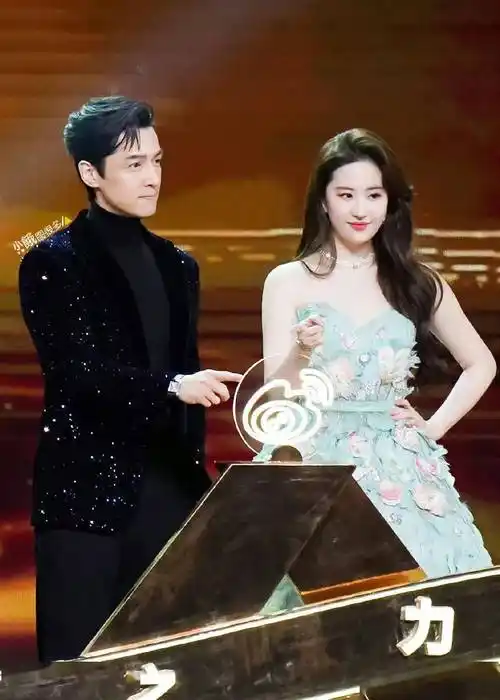 今年的微博之夜依旧热闹,而胡歌与刘亦菲的同框则掀起了最动人的回忆